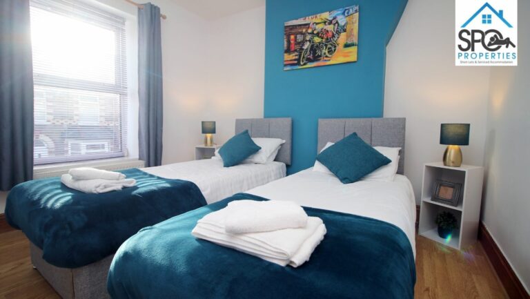King/twin bedroom with storage in contractor home – Pontypool, South Wales.