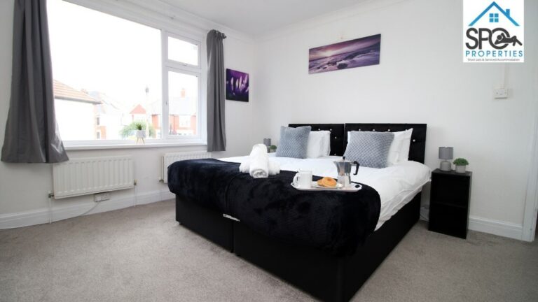 Triple room with king/twin bed setup and additional single in Cardiff/South Wales – ideal for contractors and work crews.